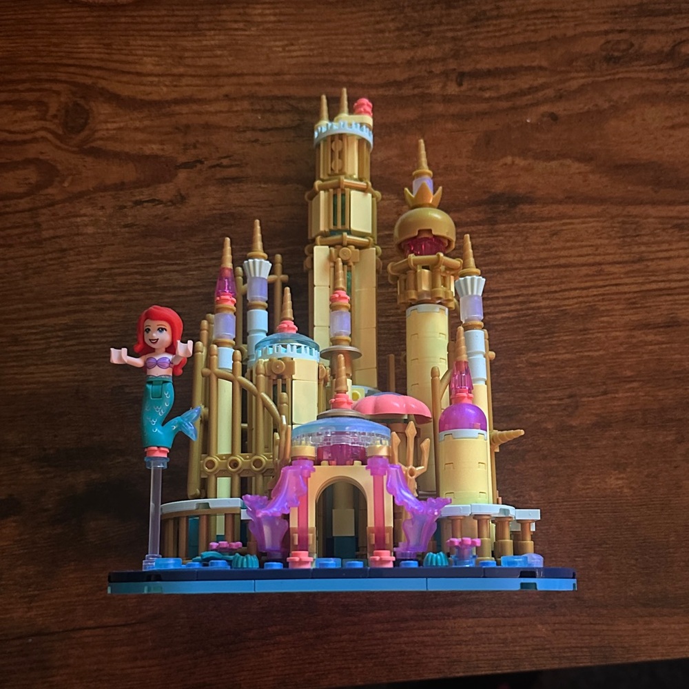Retired LEGO Mimi Disney Ariel’s castle